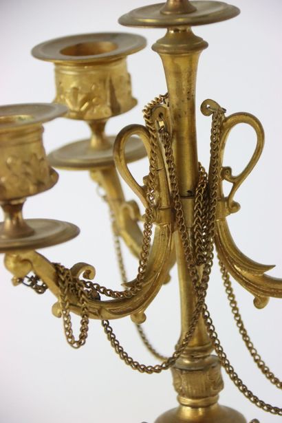 null Candélabre en bronze doré à trois branches et décors de chaînettes, surmontés...