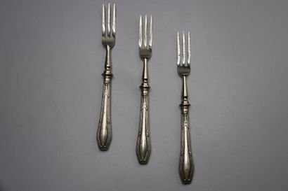 null Réunion d'objets comprenant trois fourchettes et trois couteaux à entremets...