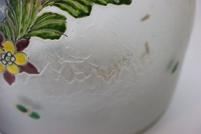 null LEGRAS. Grand vase en verre émaillé à décor floral, signé dans la partie inférieure....