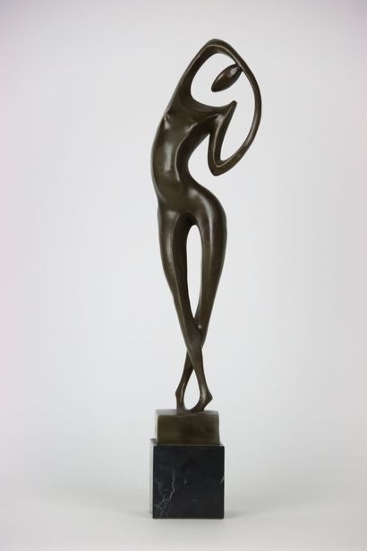 Grande statue en bronze, figurant une femme...