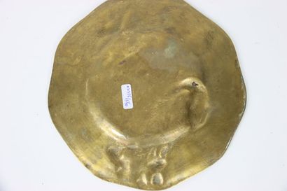 null Plat en bronze doré décoré en relief de Putti pêchant un gros poisson, signé...