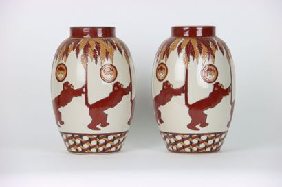 null Paire de grands vases en céramique craquelée et polychrome à décor de singes...