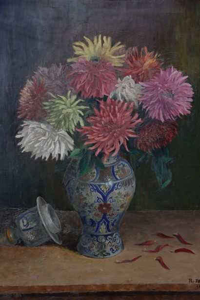 null Raymond THOMSIN (1906). Still life representing a bouquet of dahlias in a covered...