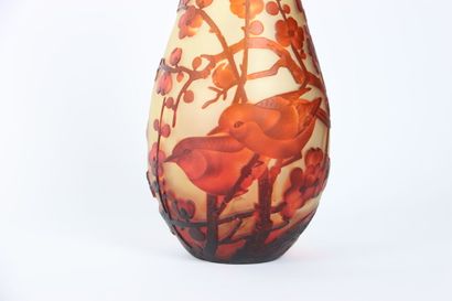 null Grand vase multicouche en verre soufflé à décor de Sakura et d'oiseaux branchés...