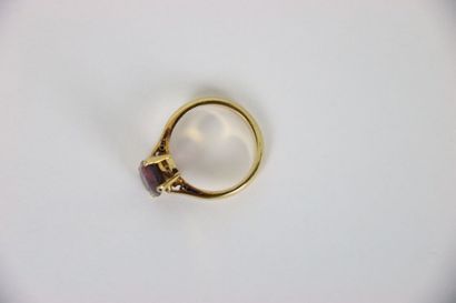 null Parure comprenant une bague et deux boucles d'oreille à grenats. poids brut...