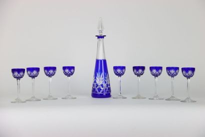 null Suite de 9 verres à liqueur sur pieds avec une carafe, en cristal translucide...