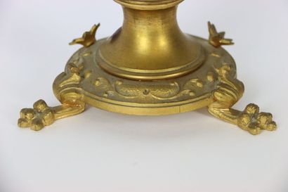 null Candélabre en bronze doré à trois branches et décors de chaînettes, surmontés...