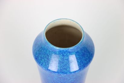 null Manufacture de Sévre et Paul Millet. Vase bleu en porcelaine signé au revers....