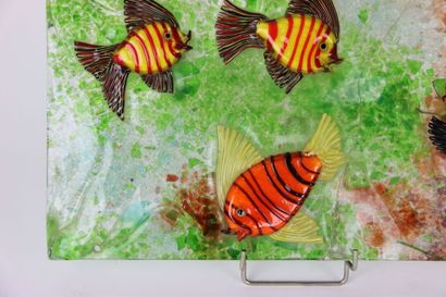 null Travail du XXe siècle. Panneau en verre polychrome à dessin de poissons et d'hippocampe....
