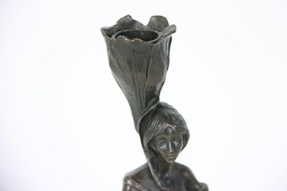 null Grand bougeoir en bronze figurant une jeune femme en robe portant une tulipe....