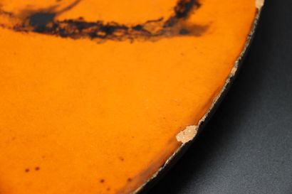 null Grand plat rond en terre cuite, émail orange représentant un arbre. Signé et...