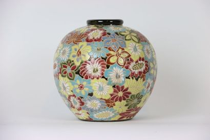 null Vase type colonial en émaux polychromes à décor de fleurs. Hauteur : 32 cm.
