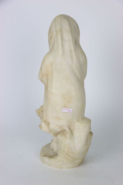 null Sculpture en albâtre figurant une jeune-fille emmitouflée dans un manteau balayé...