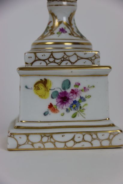 null Paire de vases couverts en porcelaine à décor de fleurs et de scènes de marivaudages...
