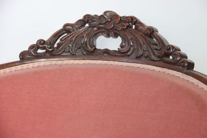 null Fauteuil en bois mouluré et sculpté. Garniture de velours rose. Travail du XIXème...