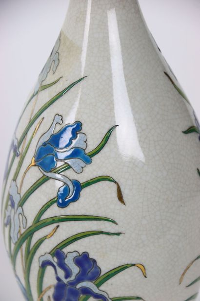 null Manufacture WONG LEE. Vase en céramique craquelée à décor d'Iris bleue mélangé...