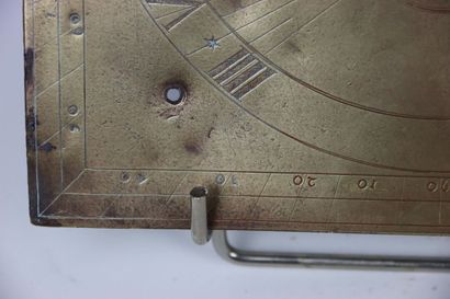 null Travail du XVIIe siècle. Cadran solaire de table carré en bronze gravé de chiffres...
