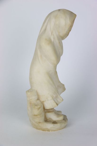 null Sculpture en albâtre figurant une jeune-fille emmitouflée dans un manteau balayé...