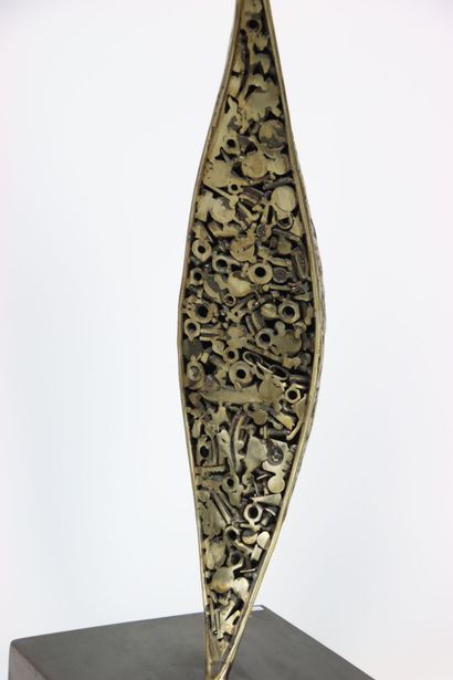 null JEAN-NO ( 1971). "JONCQ". Sculpture composée de différentes pièces en métal...