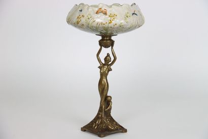 null Coupe en porcelaine et bronze, le pied en forme de sculpture de femme portant...