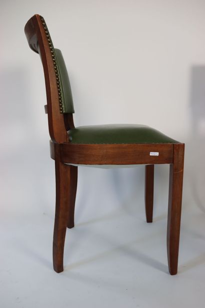 null Dans le goût de MAISON LELEU. Chaise en bois teinté et assise en cuir vert....
