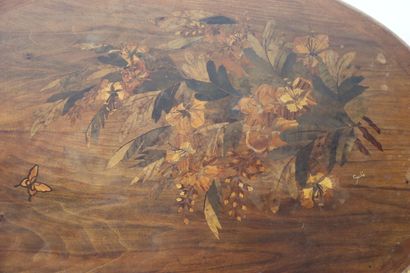 null Joseph GUTH (1878-1918). Table basse de forme ovale marquetés de fleurs et de...