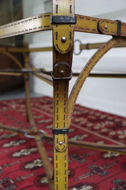 null Wrought iron table decorated with yellow industrial straps. Plateau in curved...