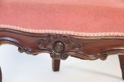 null Fauteuil en bois mouluré et sculpté. Garniture de velours rose. Travail du XIXème...