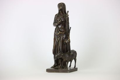 null Bronze à patine brune, sculpture représentant JEANNE D'ARC en jeune paysanne...