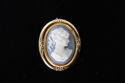 null BROCHE en or jaune 18K (750°/°°) à décor d'un camée représentant une jeune femme...