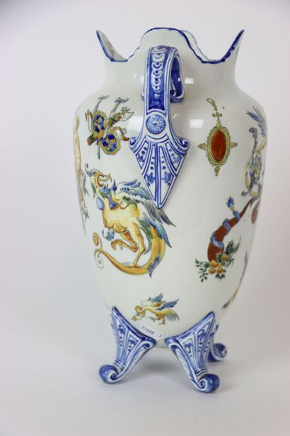 null Vase à deux anses à décor de femme ailée et de dragon de style Renaissance,...