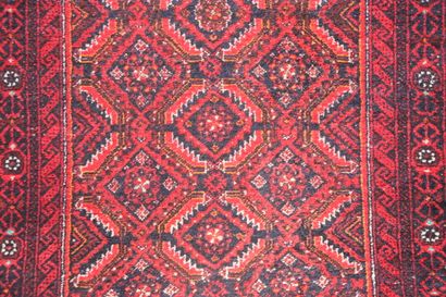 null Tapis Beloutchistan. Iran. Vers 1975. Champ grenat et bleu nuit a décor de semis...