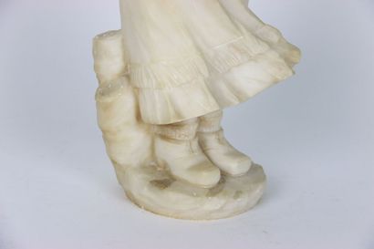 null Sculpture en albâtre figurant une jeune-fille emmitouflée dans un manteau balayé...