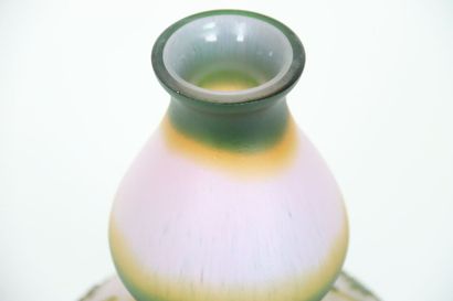 null Vase gourde en verre émaillé multicouches dégagé à l'acide, époque Art Nouveau,...