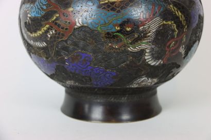 null CHINE: Important vase base en émail cloisonné à décor animalier polychrome....