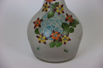 null LEGRAS. Grand vase en verre émaillé à décor floral, signé dans la partie inférieure....