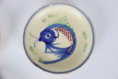 null CHINE : Réunion de 6 coupelles en céramique à décor de poissons, (égrenures)....