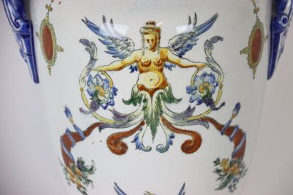 null Vase à deux anses à décor de femme ailée et de dragon de style Renaissance,...