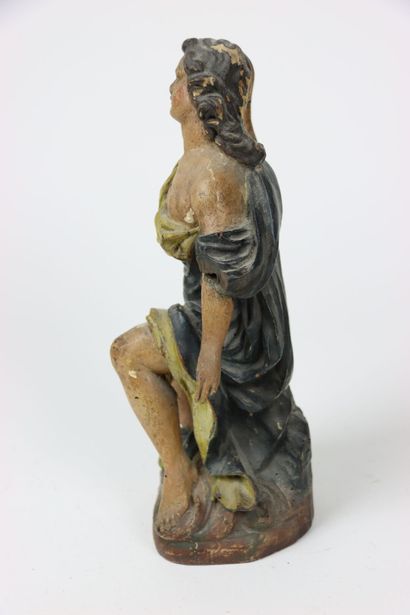 null Statue en bois polychrome représentant un saint. Hauteur 28 cm.