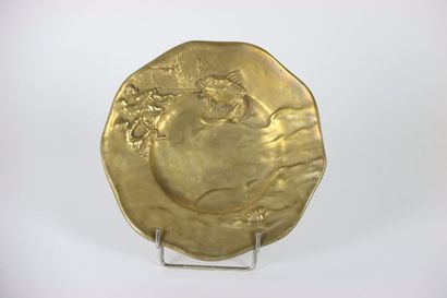 Plat en bronze doré décoré en relief de Putti...