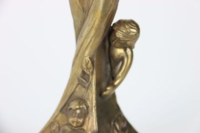 null Coupe en porcelaine et bronze, le pied en forme de sculpture de femme portant...