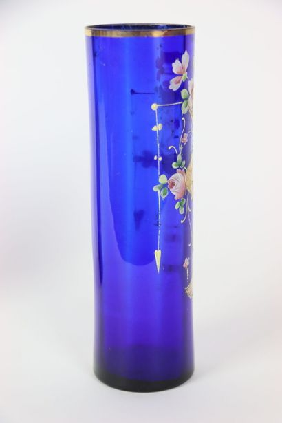 null Attribué à MONTJOYE. Paire de vases en verre bleu à décor émaillé polychrome...