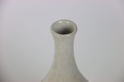 null Manufacture WONG LEE. Vase en céramique craquelée à décor d'Iris bleue mélangé...