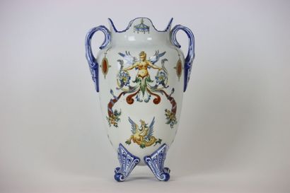 Vase à deux anses à décor de femme ailée...