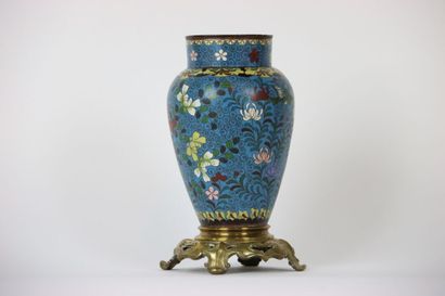 CHINE. Vase balustre en bronze cloisonné...