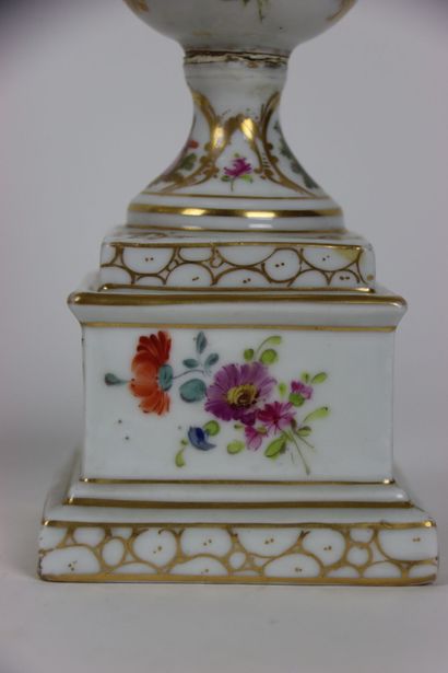 null Paire de vases couverts en porcelaine à décor de fleurs et de scènes de marivaudages...