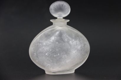 null René Lalique (1860-1945) " Telline" modèle créé en 1920. Flacon en verre blanc...