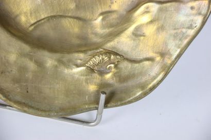 null Plat en bronze doré décoré en relief de Putti pêchant un gros poisson, signé...