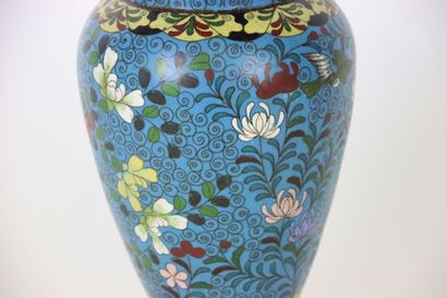 null CHINE. Vase balustre en bronze cloisonné à fond bleu et à décor polychrome de...