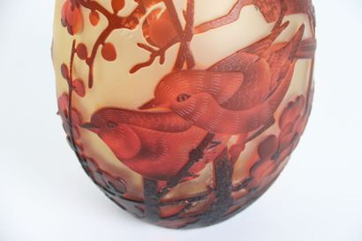 null Grand vase multicouche en verre soufflé à décor de Sakura et d'oiseaux branchés...